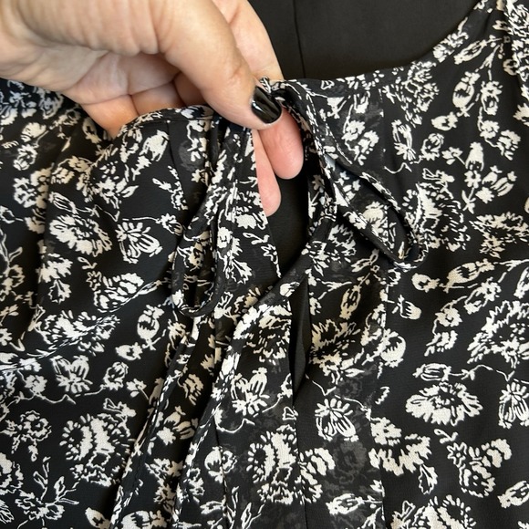 HALOGEN, Plus 3X, Black White‎ Flutter Sleeve Split Neck Top Floral Blouse, NWT - Picture 8 of 14